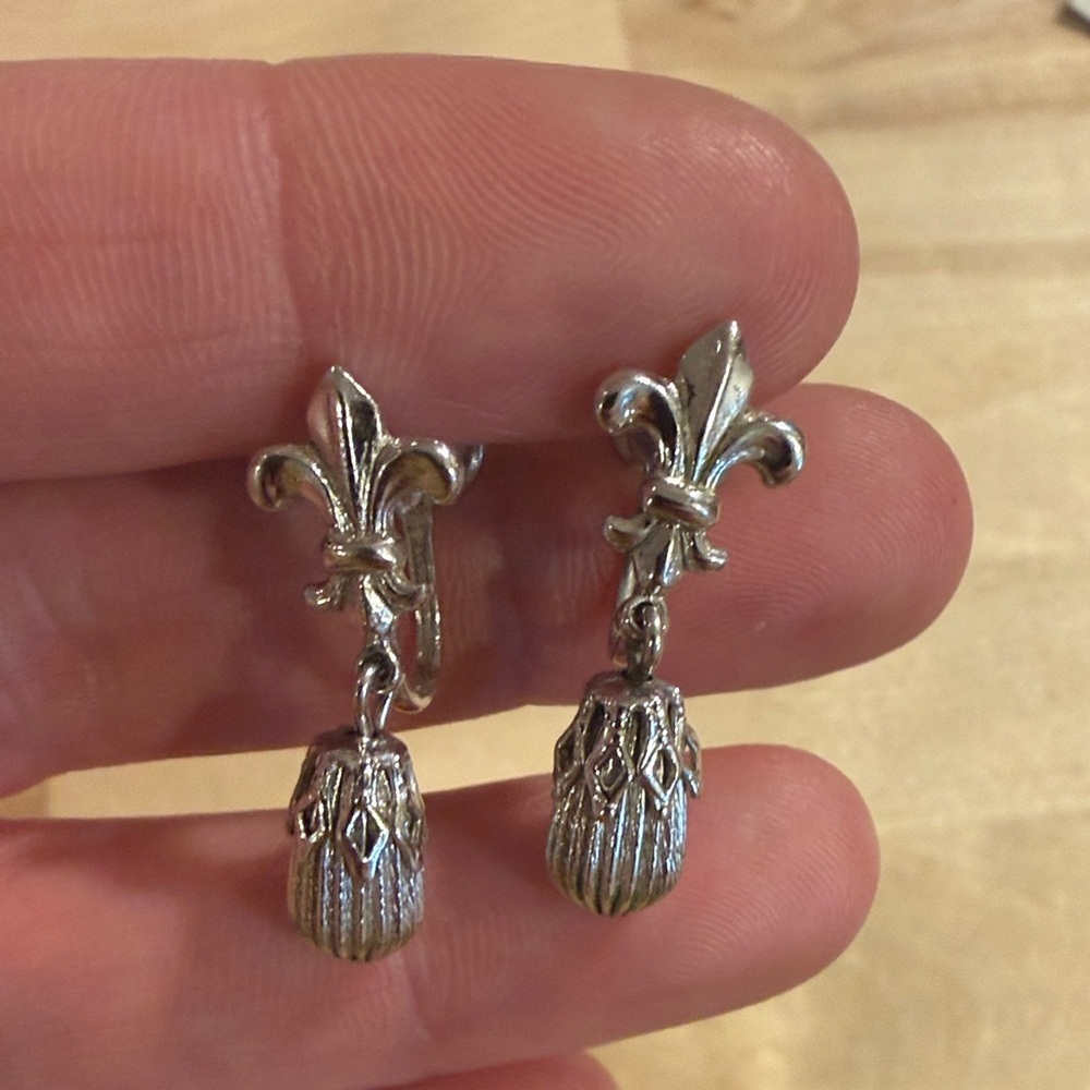 Vintage Fleur de Lis Silver Screw On Earrings - Picture 2 of 2